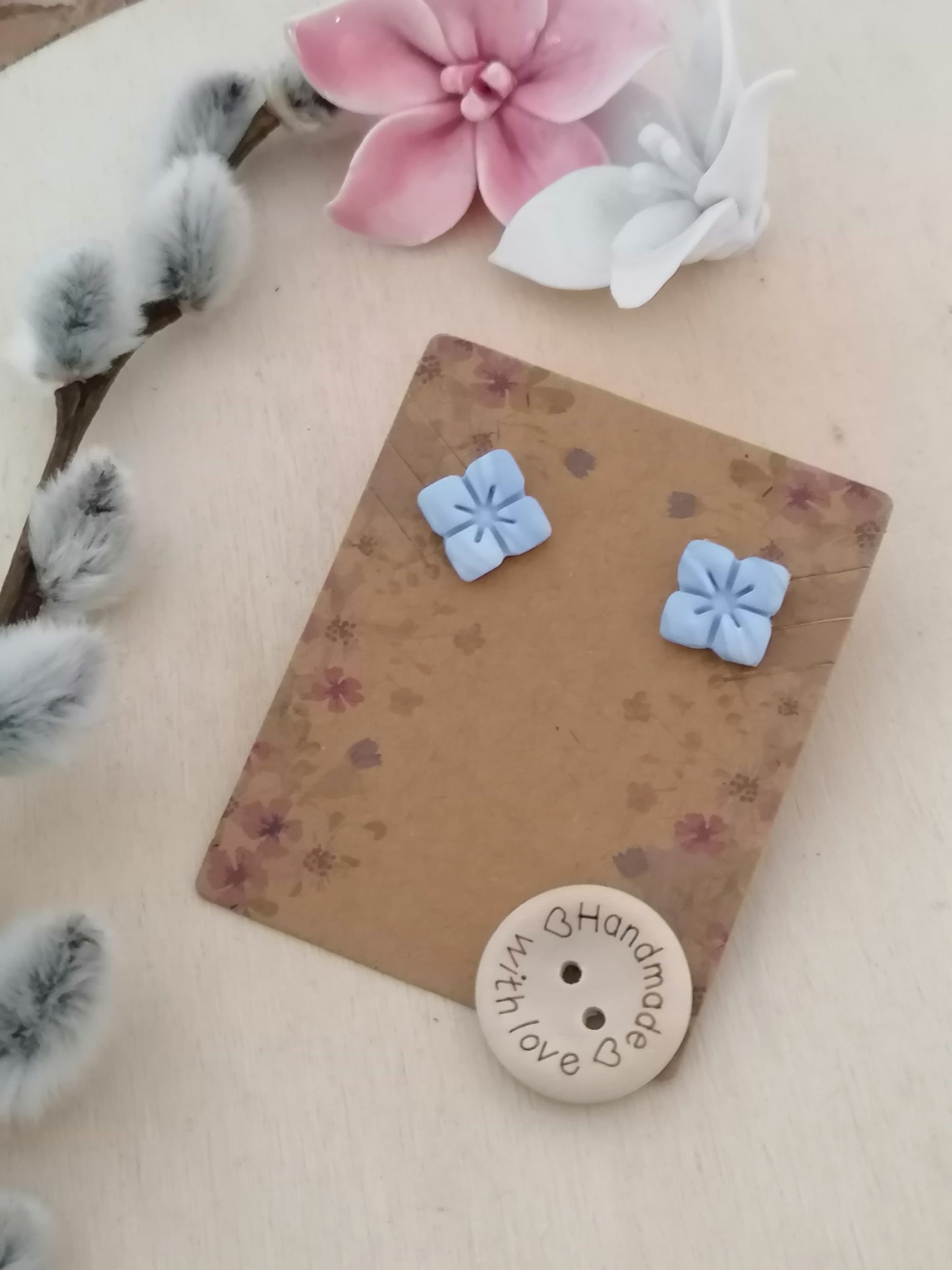 Blumen-Ohrstecker – handgefertigt aus Fimo