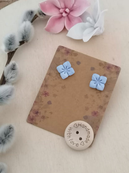Blumen-Ohrstecker – handgefertigt aus Fimo