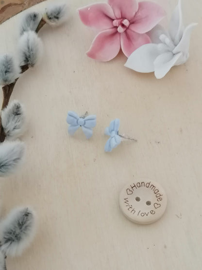 Schleifen-Ohrstecker – handgefertigt aus Fimo