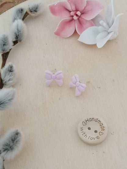 Schleifen-Ohrstecker – handgefertigt aus Fimo