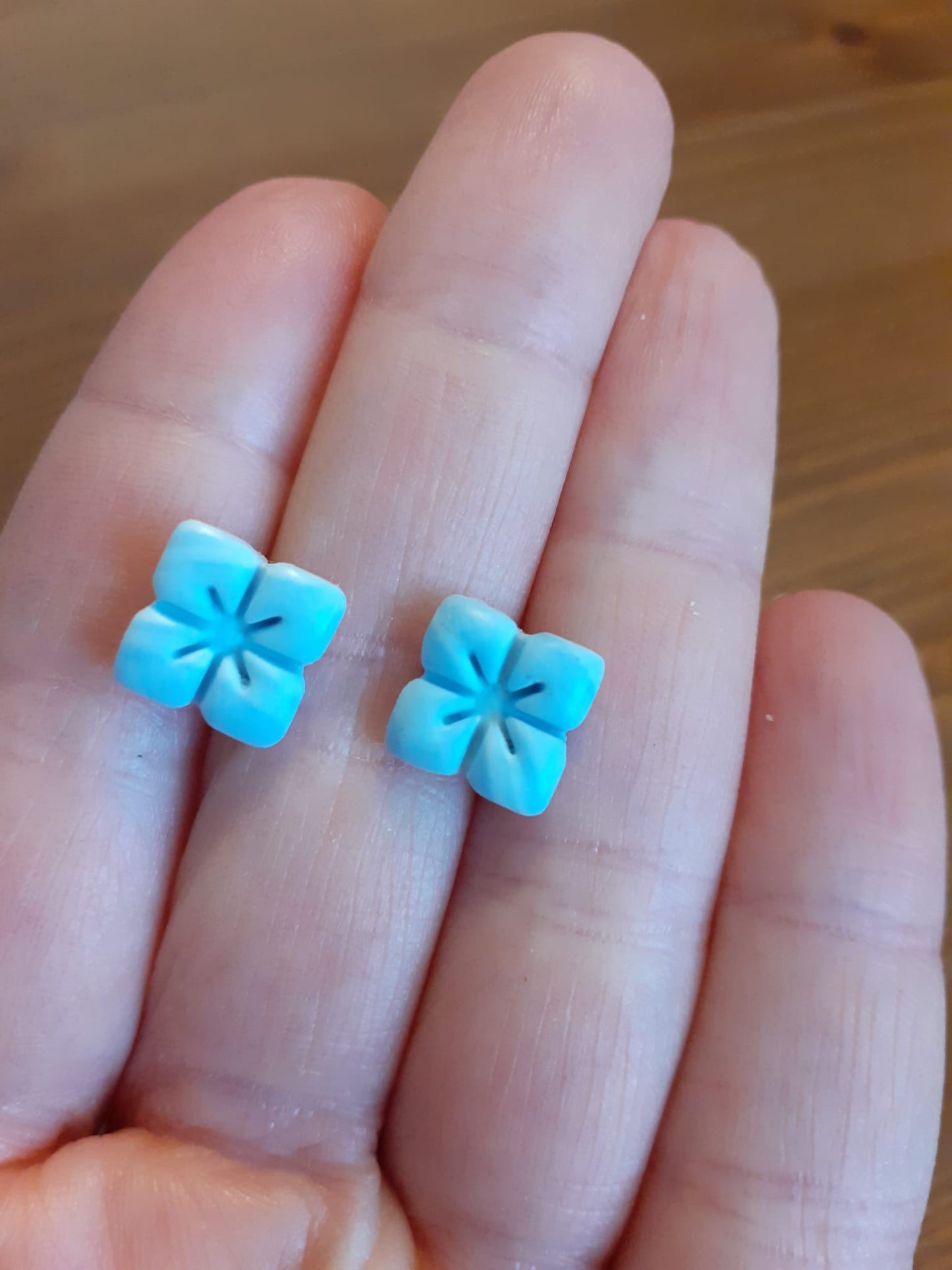 Blumen-Ohrstecker – handgefertigt aus Fimo