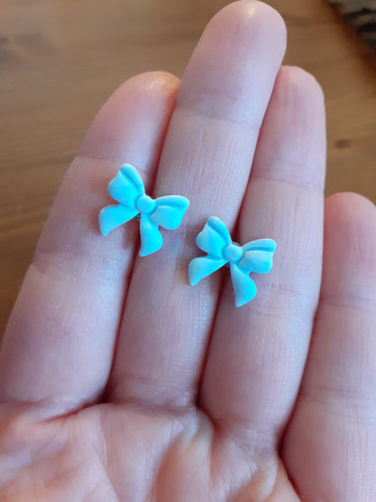 Schleifen-Ohrstecker – handgefertigt aus Fimo